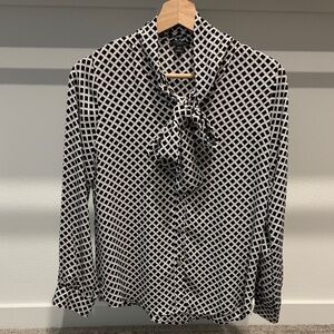 NWOT Ann Taylor Black and White Geometric Blouse